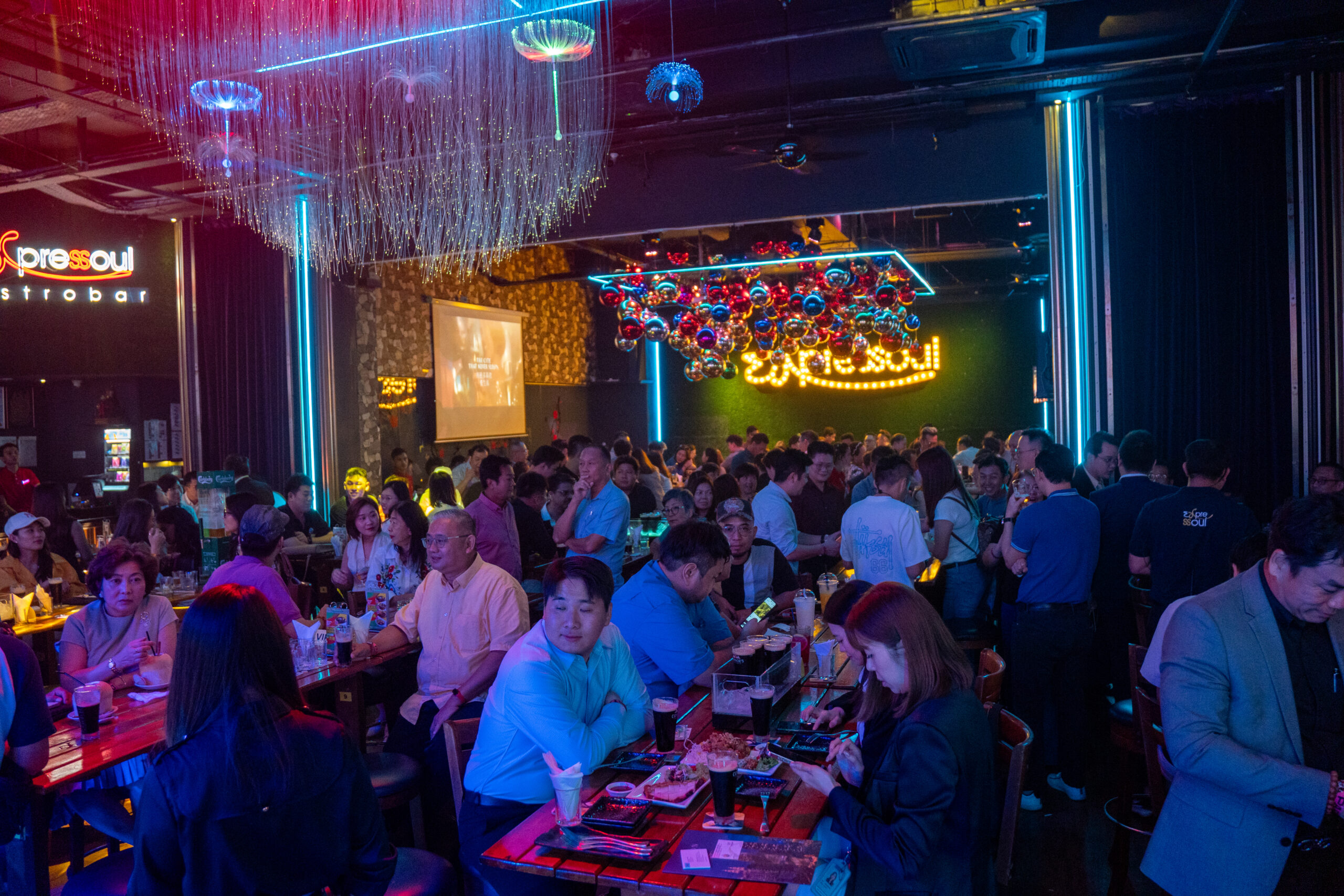 The event drew an overwhelming crowd of over 300 distinguished guests, industry partners, and durian enthusiasts, all gathered to witness the unveiling of S Durian World’s bold vision—merging agriculture, sustainability, and community engagement under one platform.